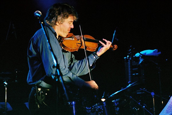 Photographie de Didier Lockwood jouant du violon en concert, les yeux fermés, concentré sur sa musique, son expression est passionnée. Photographie CC-BY Tomas Forgac sur Wikipédia