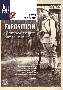 Affiche de l'exposition "Cartes postales de guerre : le Jura et 1914-1918" représentant une carte postale en noir et blanc avec un soldat en pied, vêtu pour le front, à l'expression déterminée