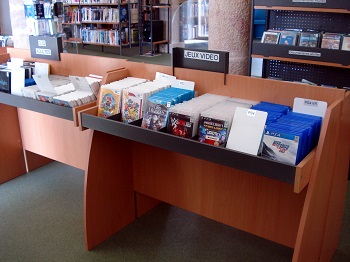 Photo de rayonnage de bibliothèque qui contiennent des boîtiers de jeux vidéo