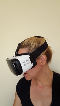 Photographie d'une personne portant un casque de jeu en réalité virtuelle